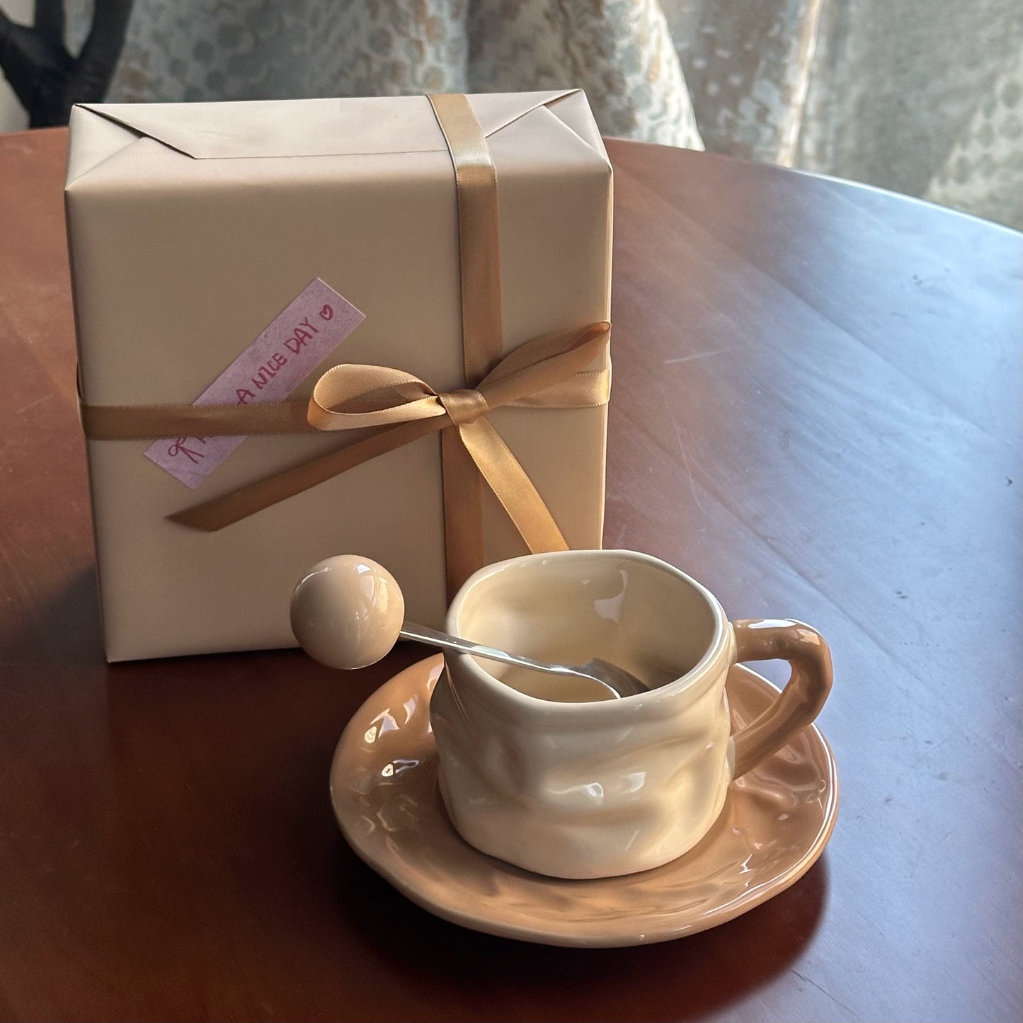 Juego de café elegante, exquisito, lujoso y accesible.