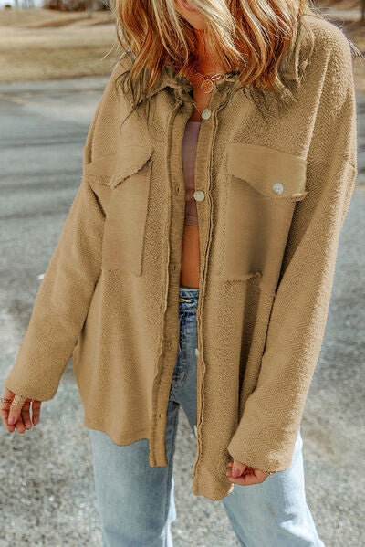 Chaqueta con hombros caídos y botones con bolsillo