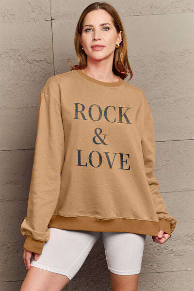 Sudadera con cuello redondo ROCK & LOVE de tamaño completo de Simply Love
