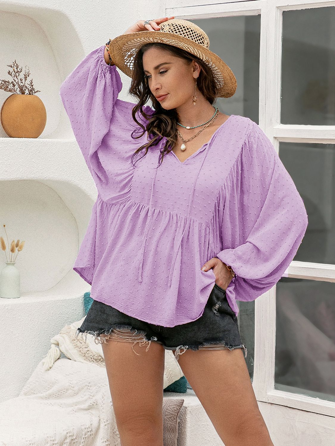 Blusa de manga larga con cuello anudado y lunares suizos de talla grande
