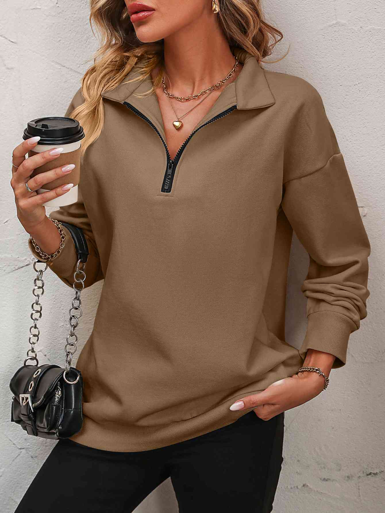Sudadera con cremallera y hombros caídos