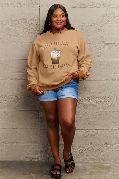 Sudadera de cuello redondo de tamaño completo NUNCA DEMASIADO FRÍO PARA EL CAFÉ HELADO de Simply Love