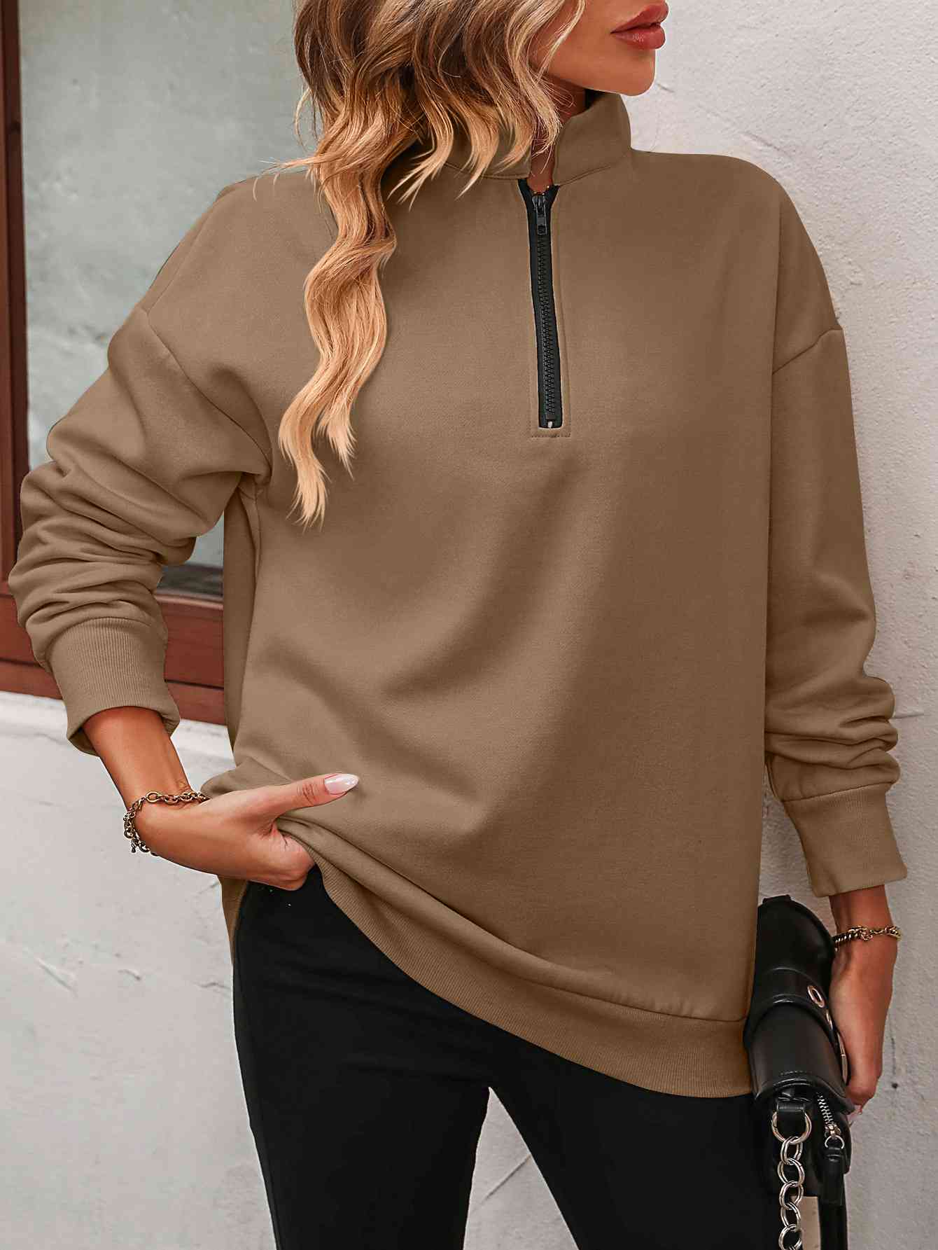 Sudadera con cremallera y hombros caídos