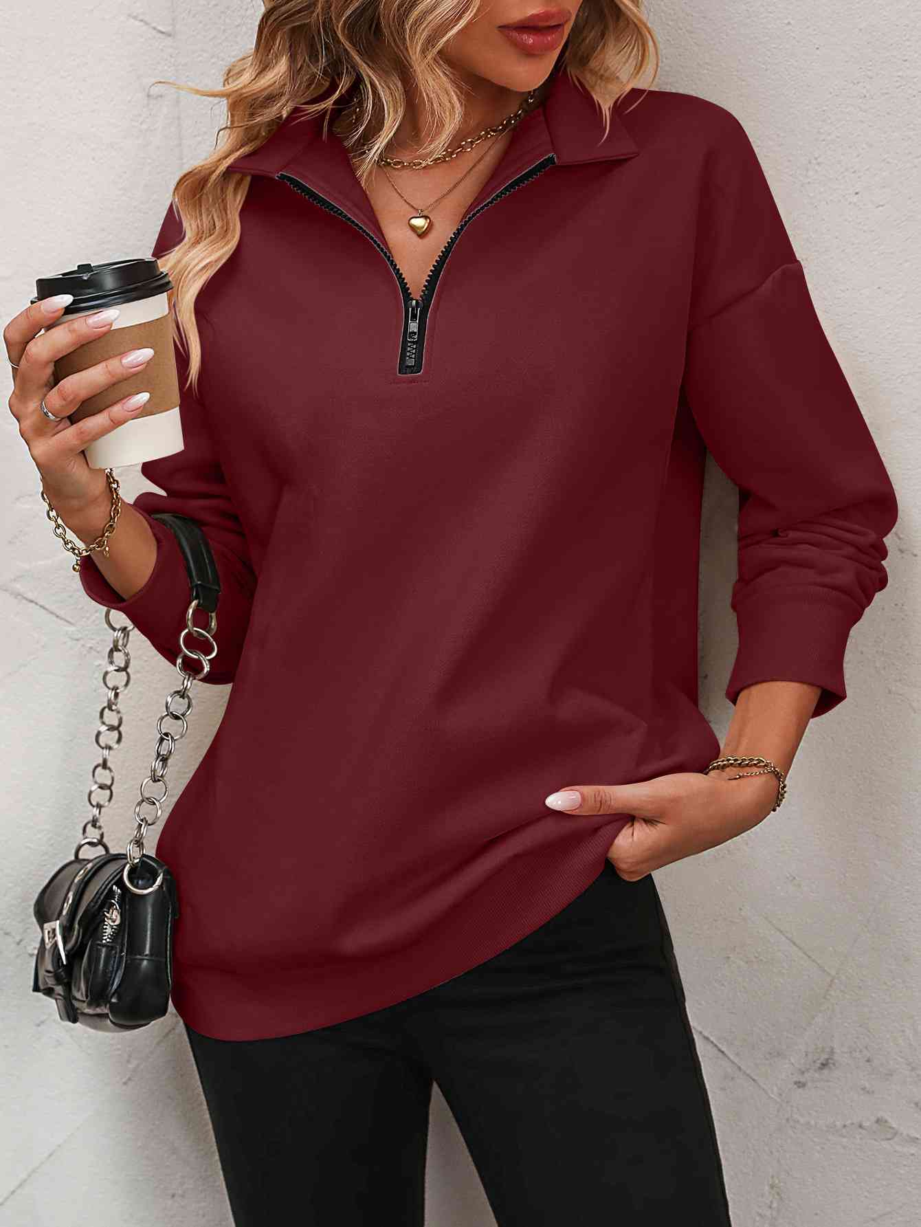 Sudadera con cremallera y hombros caídos