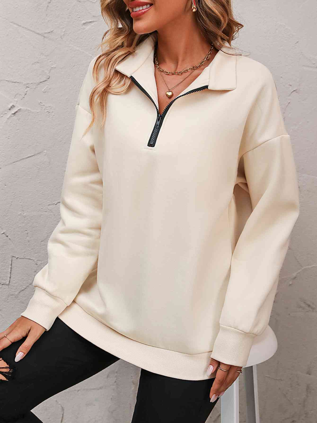 Sudadera con cremallera y hombros caídos