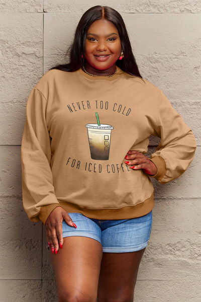 Sudadera de cuello redondo de tamaño completo NUNCA DEMASIADO FRÍO PARA EL CAFÉ HELADO de Simply Love