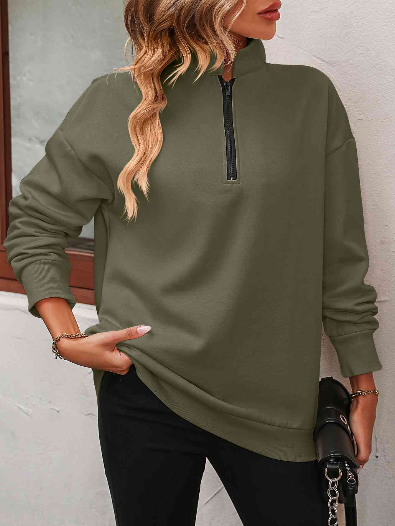 Sudadera con cremallera y hombros caídos