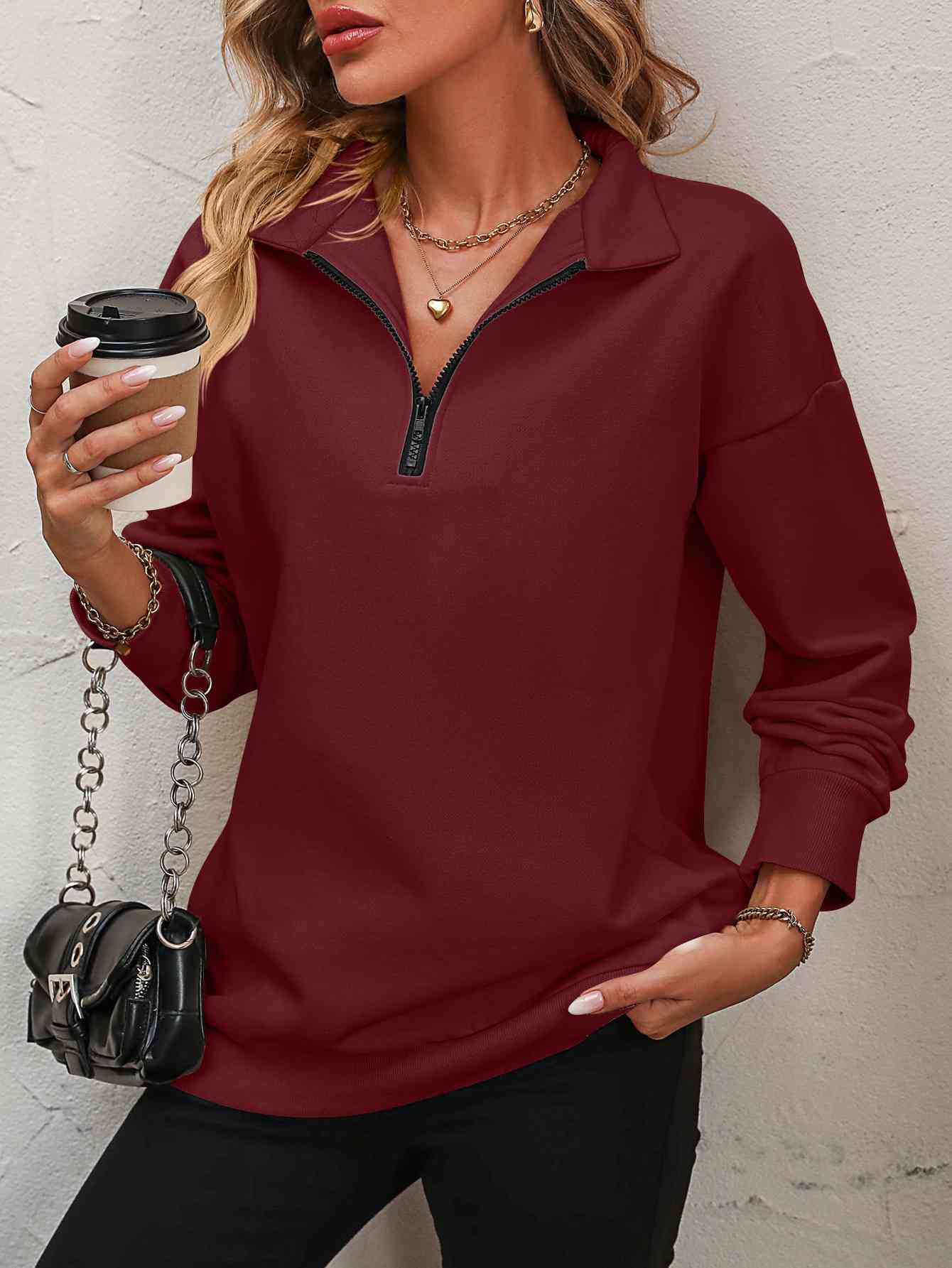 Sudadera con cremallera y hombros caídos
