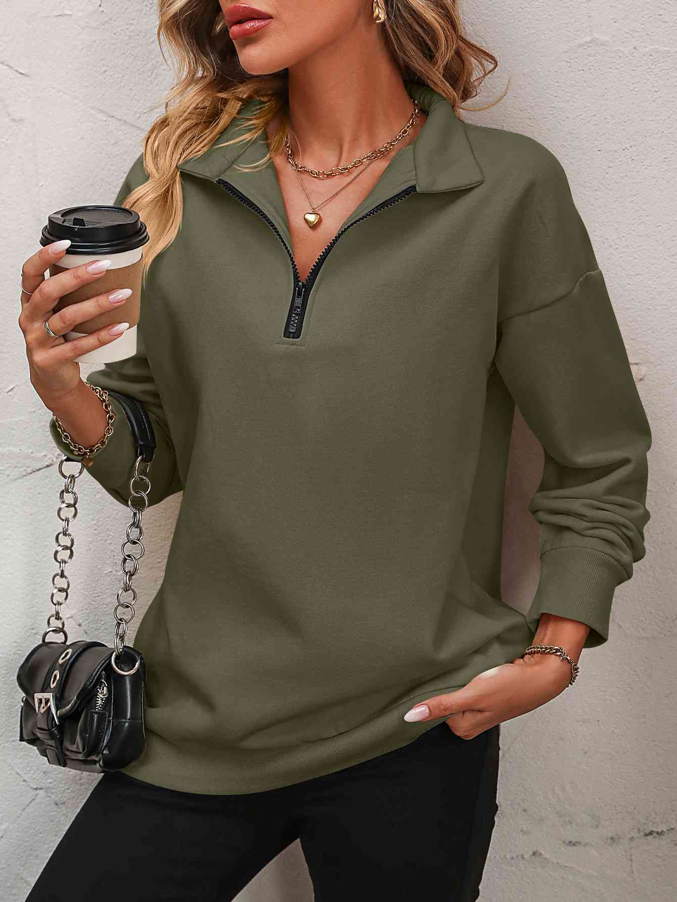 Sudadera con cremallera y hombros caídos